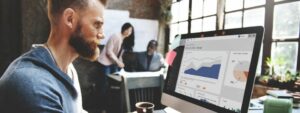 Một nhà giao dịch đang phân tích dữ liệu backtest trên màn hình máy tính tập trung vào các biểu đồ và chỉ số kỹ thuật