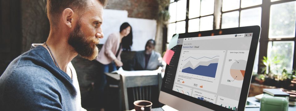 Một nhà giao dịch đang phân tích dữ liệu backtest trên màn hình máy tính tập trung vào các biểu đồ và chỉ số kỹ thuật