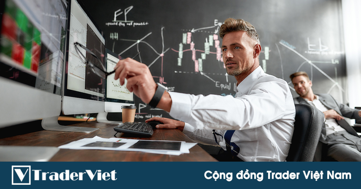 Hình ảnh mô tả một nhà giao dịch đang thực hiện backtest trên màn hình máy tính giúp minh họa rõ nét quy trình này