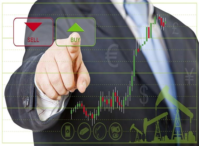 Hình ảnh minh họa một người mới bắt đầu giao dịch tài chính đang học hỏi và theo dõi các giao dịch từ nhà giao dịch chuyên nghiệp